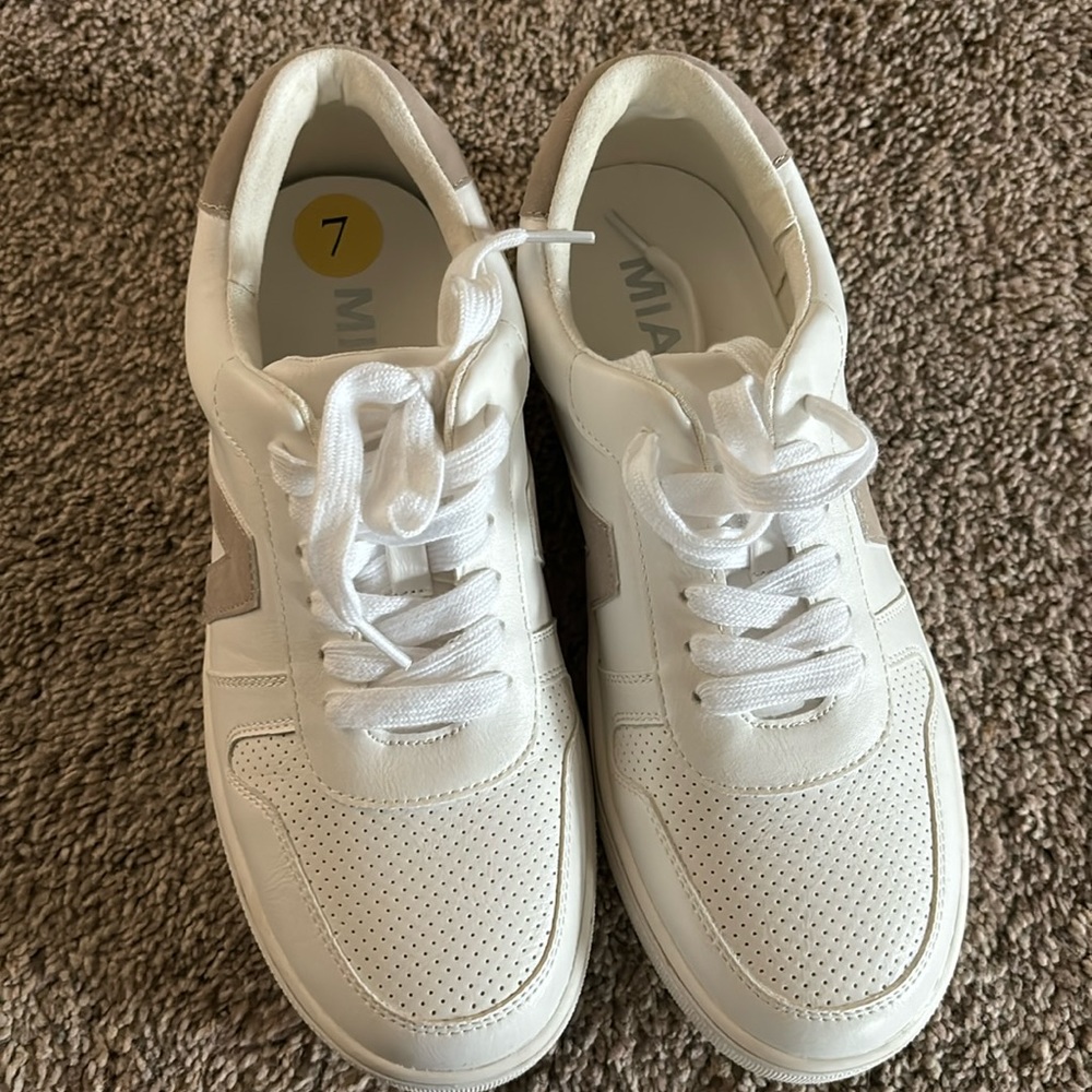 Mia tennis shoes. New without tags . Size 7